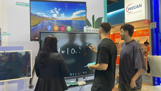 Leaderhub Showcases New Products at 2025 Hong Kong Spring Electronics Fair 2 leaderhub smart board