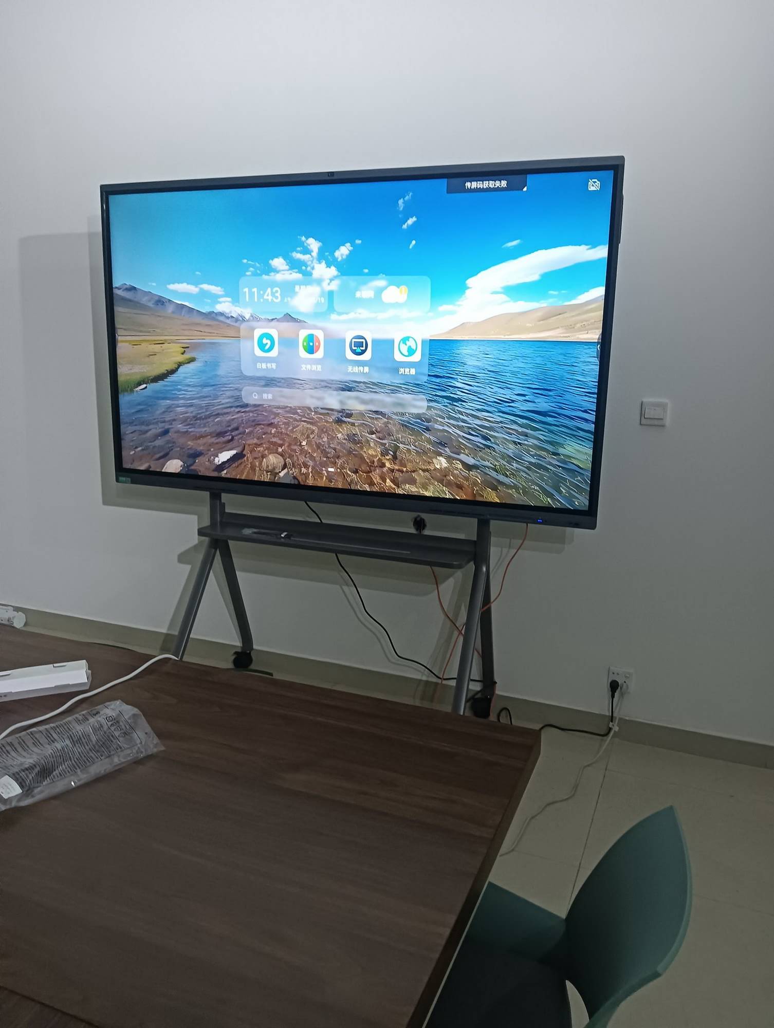 Contemporary smart whiteboard with AI-powered features