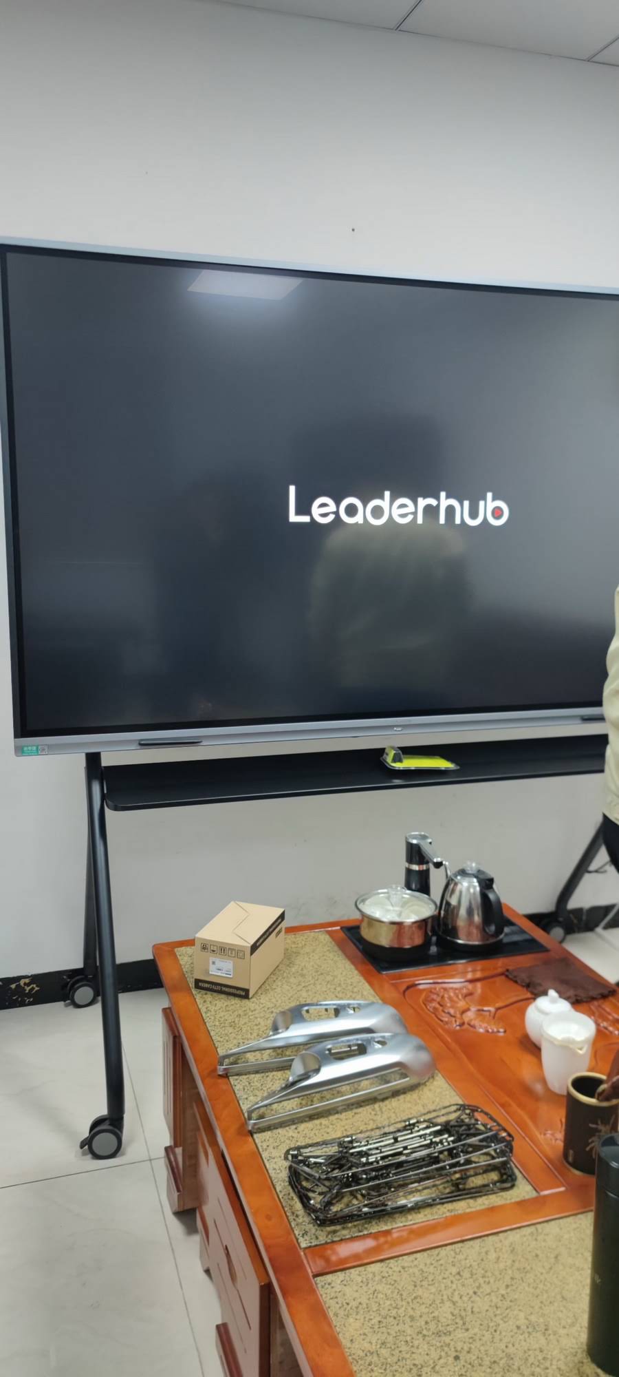 Motorized height adjustable smart board stand with wheels