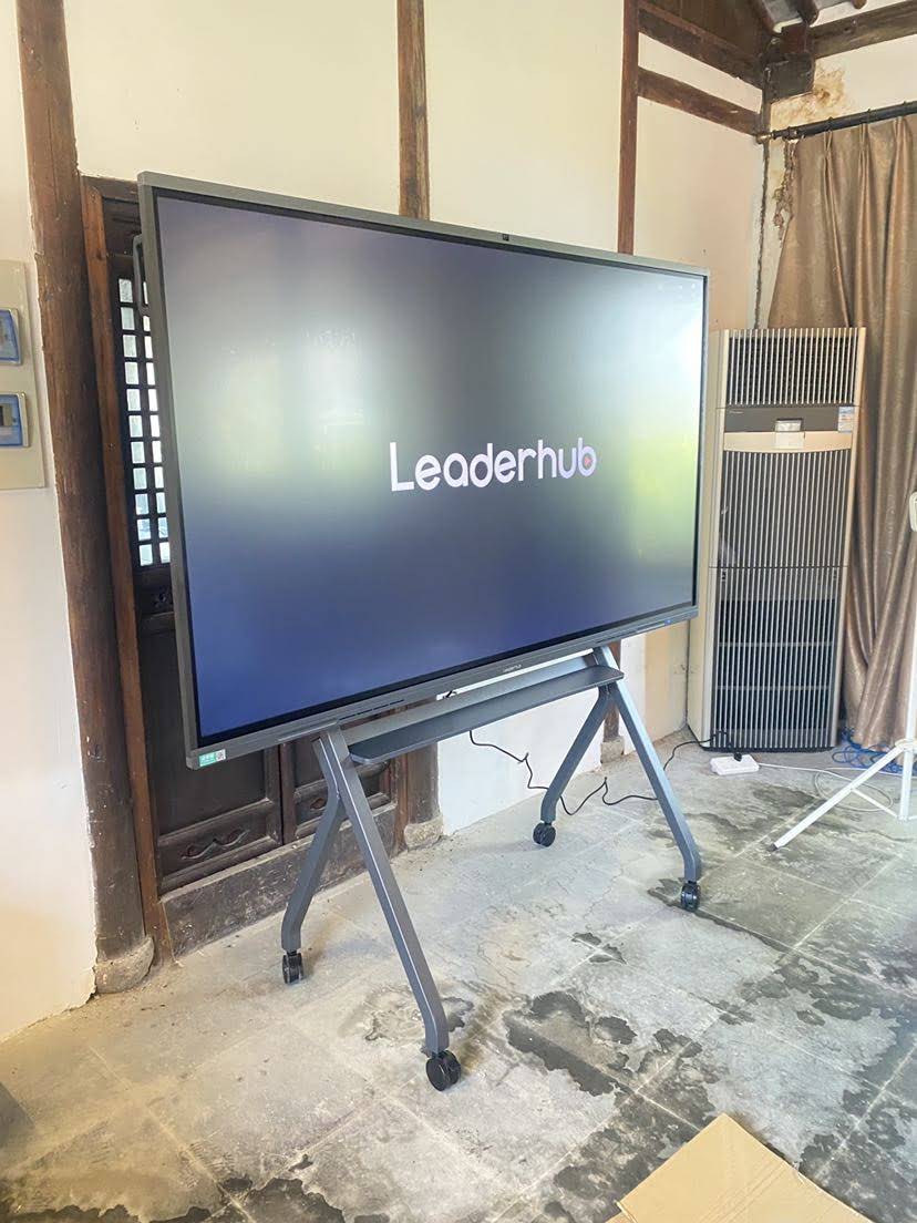Business team using low latency interactive whiteboard for collaboration