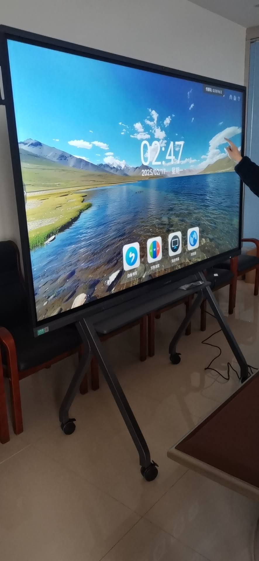 Interactive smart board displaying educational applications without computer connection