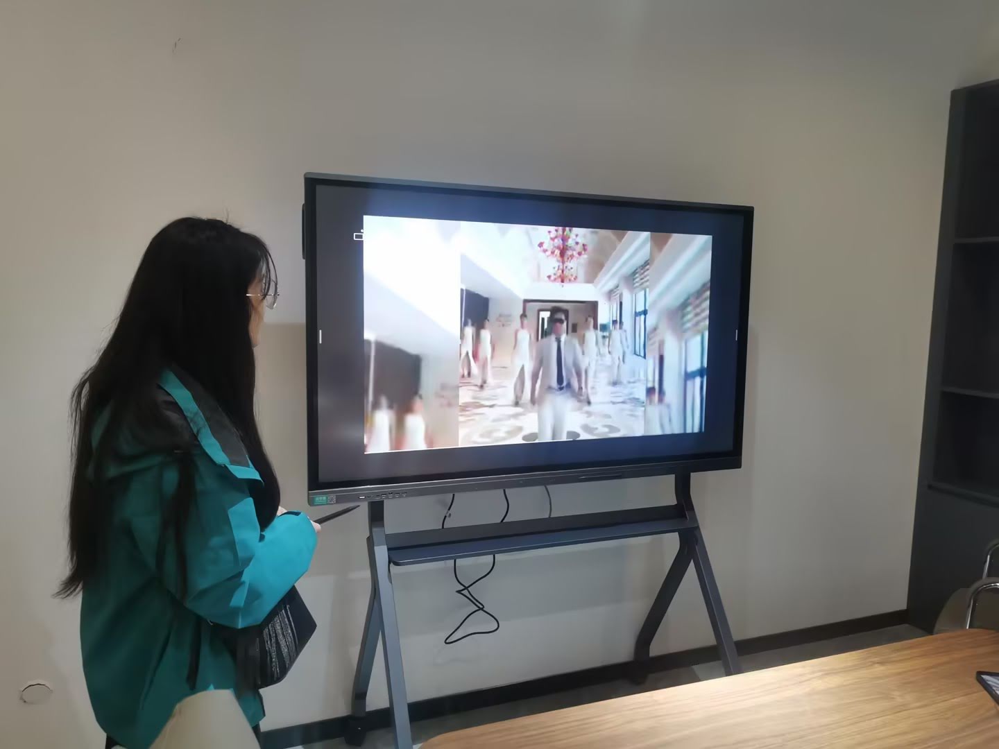 Modern interactive flat panel display for office use