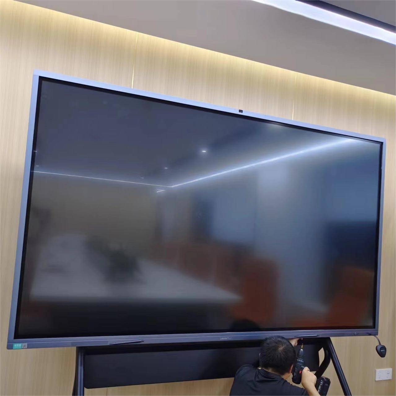 Interactive display setup for teamwork and presentations