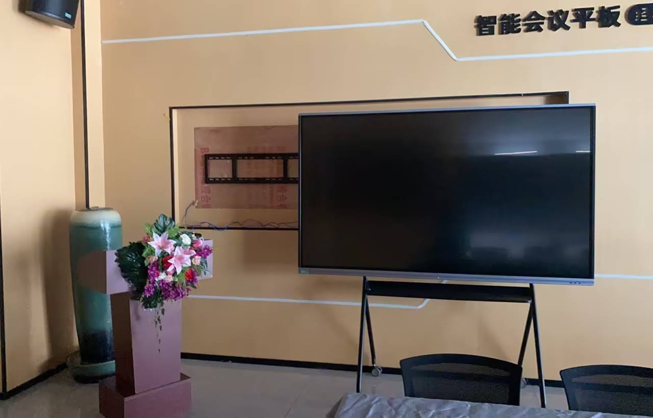 Modern classroom smart display with collaborative teaching