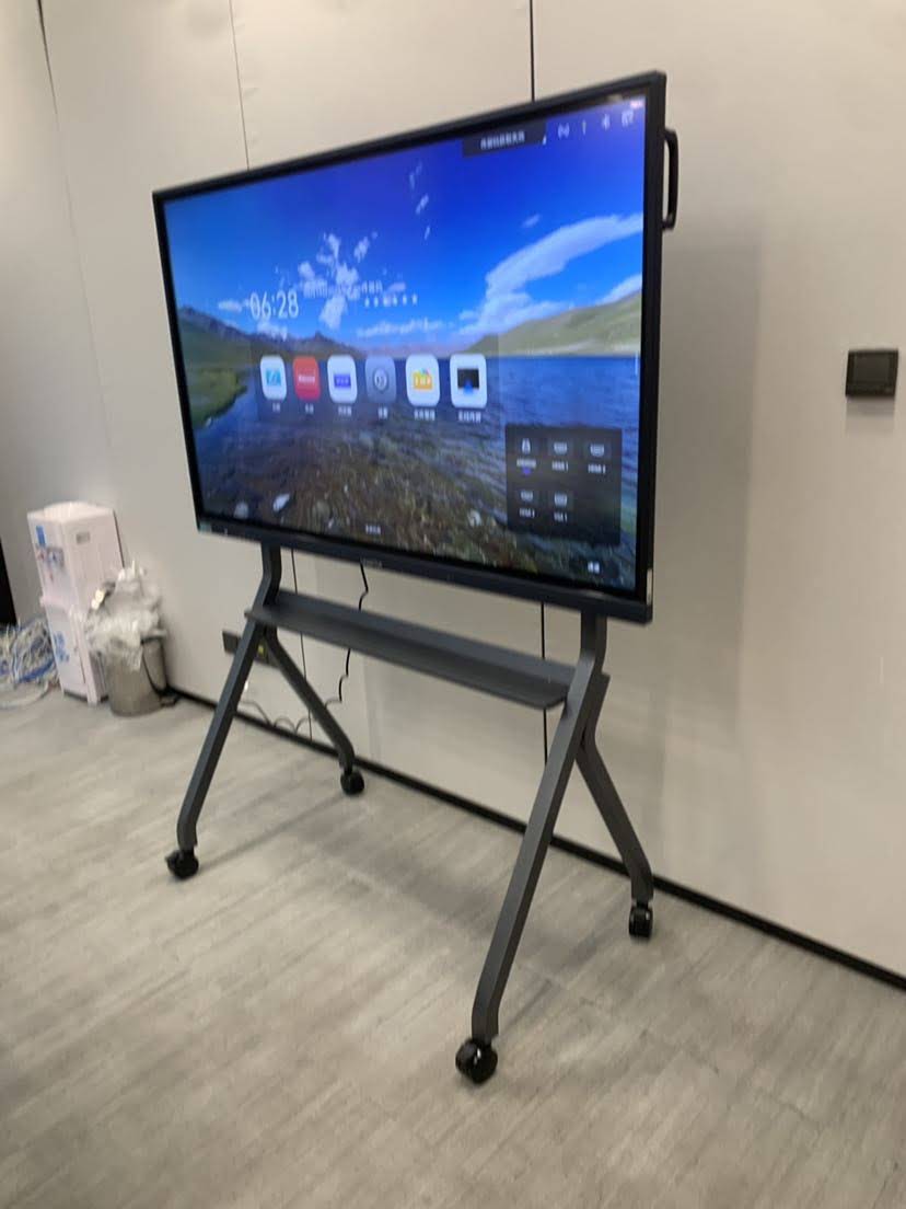 Portable rotating smart screen used in a training session