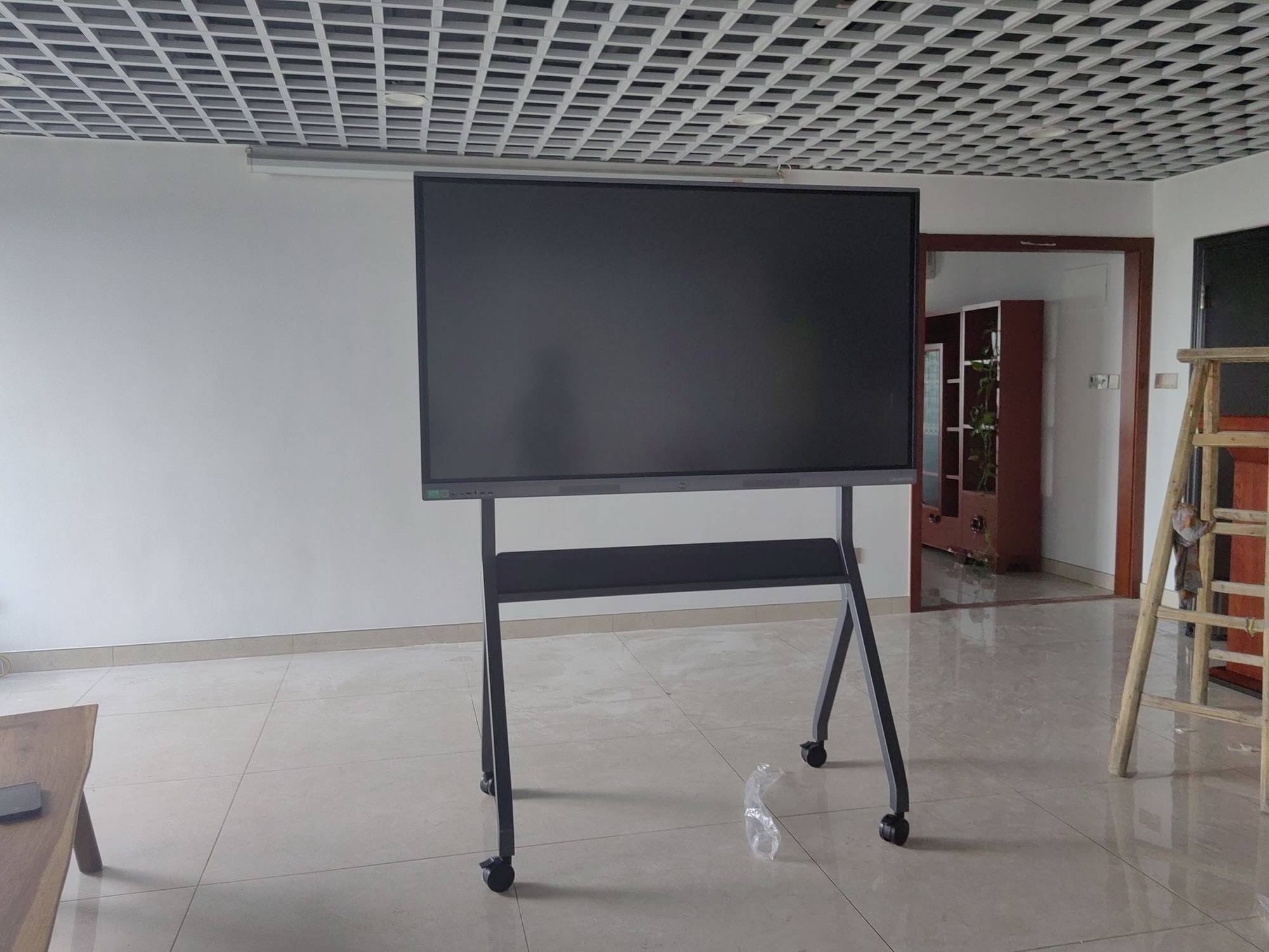 4K resolution smart whiteboard displaying training content
