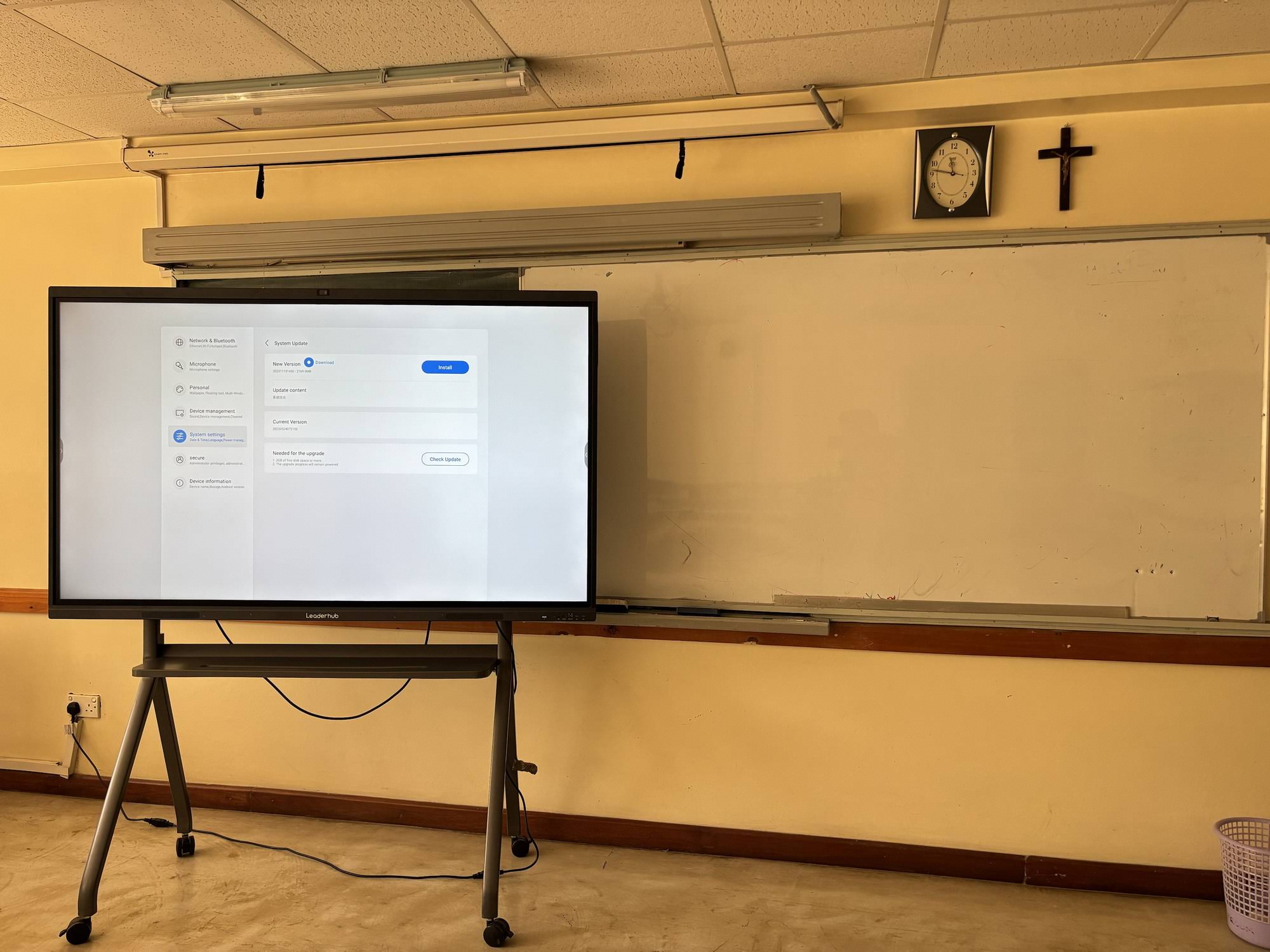 Interactive smart whiteboard with wireless screen sharing in a modern meeting room