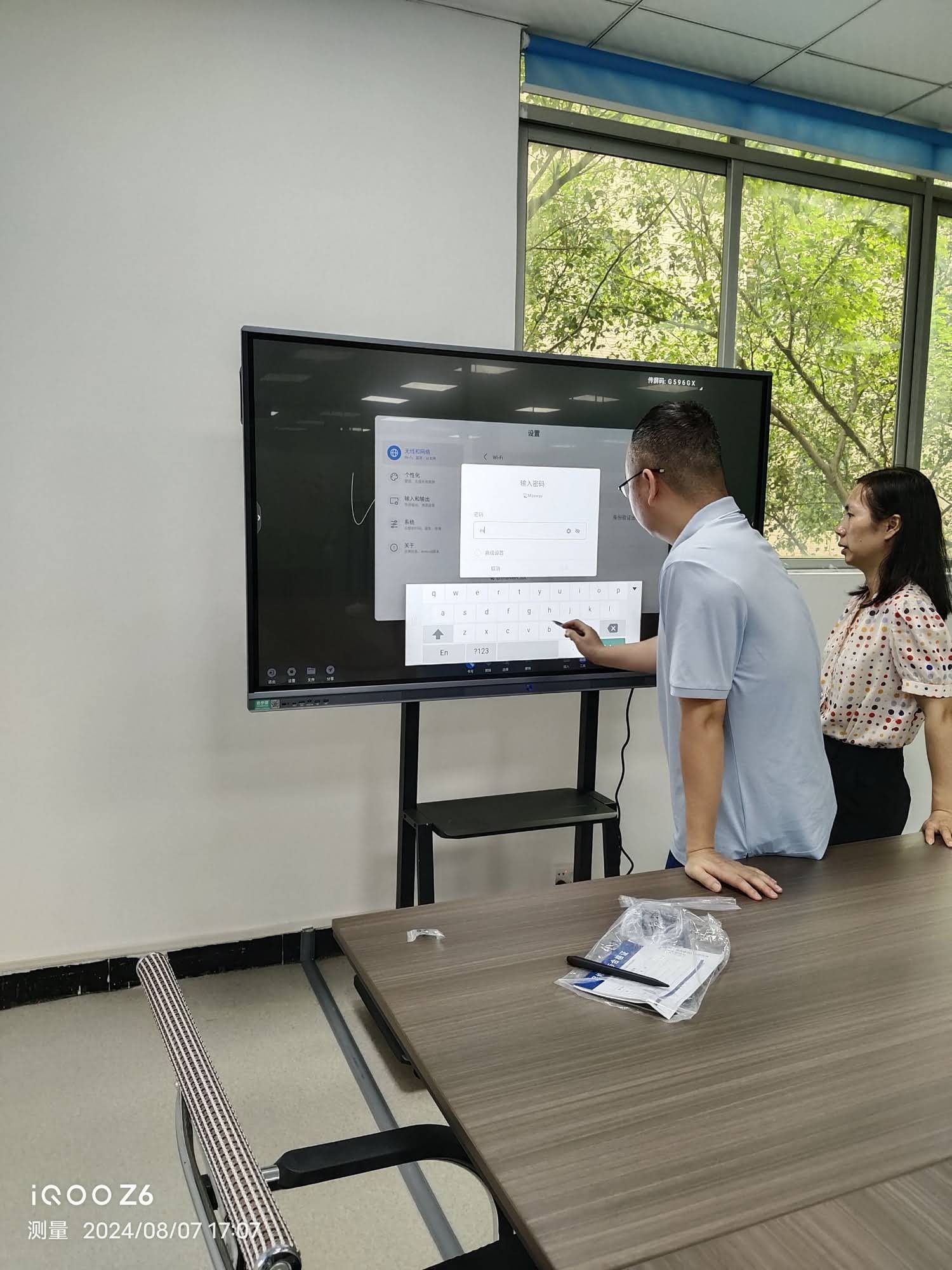 Smart board connected to a mini PC for a dual Android and Windows interface