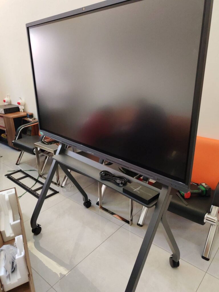How to Choose a Smart Whiteboard for STEM Teaching: Key Features to Look For